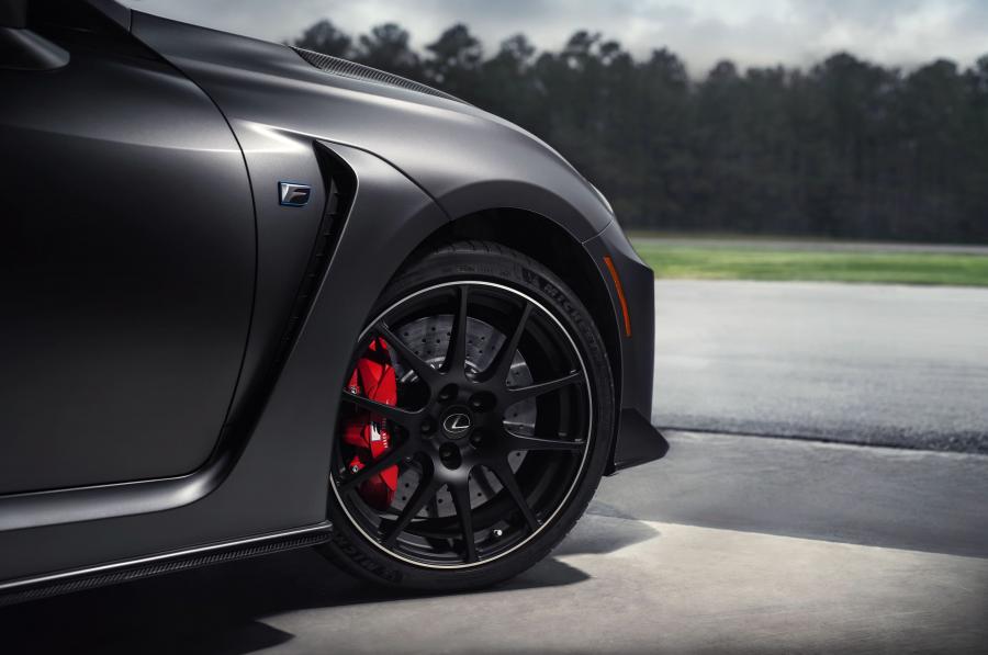 Детали экстерьера Lexus RC F Track Edition 2019 года  (NA) (фото 23 из 48)
